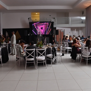 Salão para aniversários e debutantes Buffet completo para eventos Local com buffet autoral